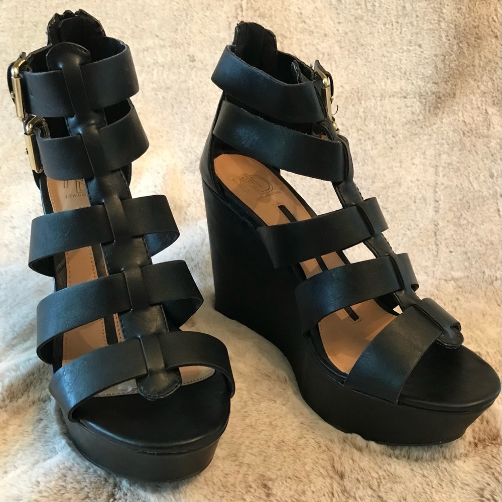 New Directions Black Back Zippered Platforms 8.5